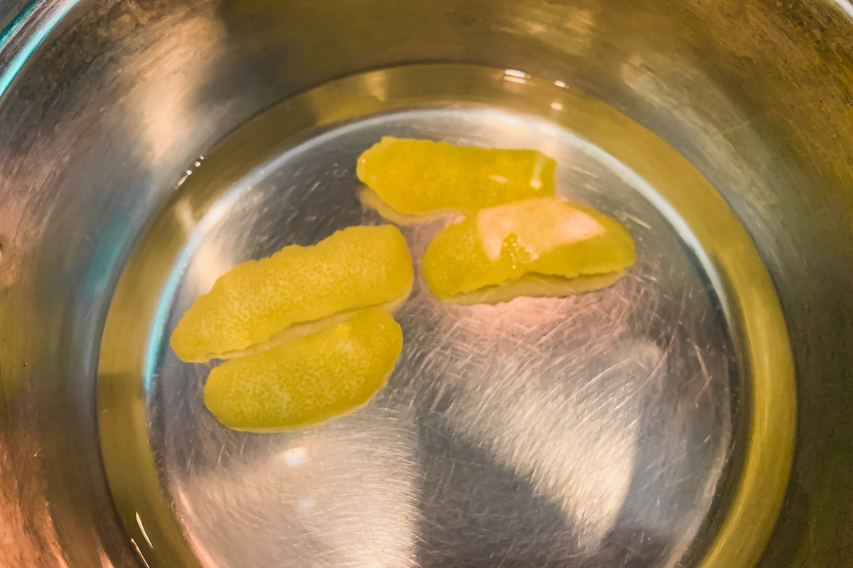 Lemonade-Peels in Water