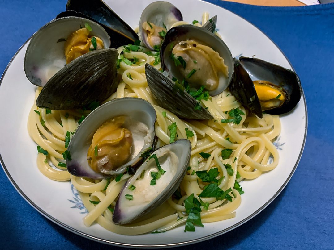 Linguine Mussels and Clams Featured